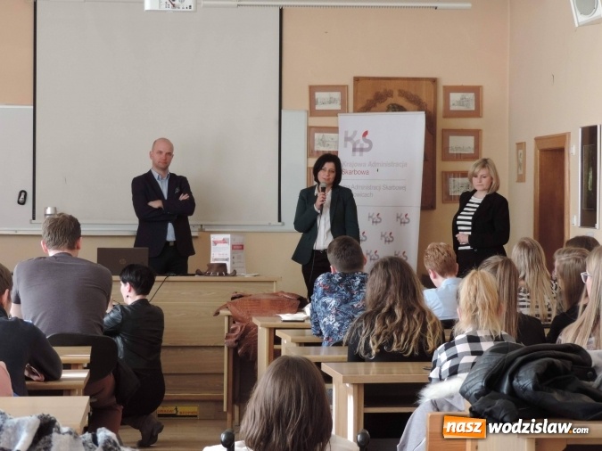 Zdjęcie w galerii na portalu naszwodzislaw.com: Walizka pełna egzotycznych pamiątek – o administracji skarbowej, podatkach i nie tylko w PWSZ w Raciborzu  wiadomości z regionu