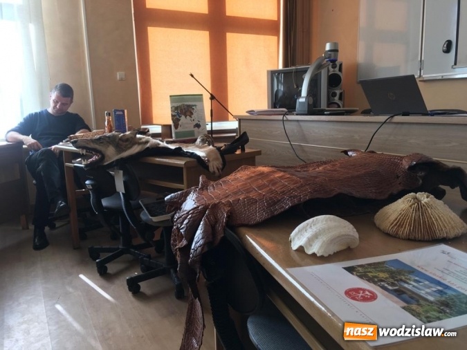 Zdjęcie w galerii na portalu naszwodzislaw.com: Walizka pełna egzotycznych pamiątek – o administracji skarbowej, podatkach i nie tylko w PWSZ w Raciborzu  wiadomości z regionu