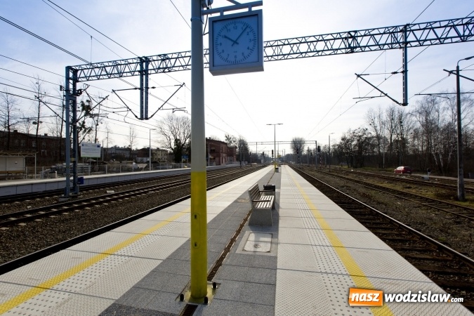 Zdjęcie w galerii na portalu naszwodzislaw.com: Na stacjach są już nowe perony. Podróże z Żor do Rybnika stały się lepsze wiadomości z regionu