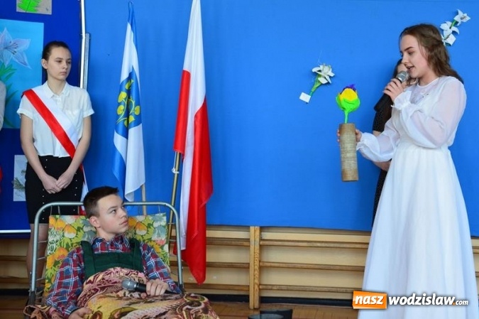 Zdjęcie w galerii na portalu naszwodzislaw.com: Święto patrona Szkoły Podstawowej w Mszanie wiadomości z regionu