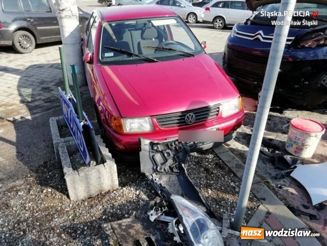 Zdjęcie w galerii na portalu naszwodzislaw.com: Nie ustępując pierwszeństwa doprowadziła do kolizji trzech pojazdów. Jedna osoba w szpitalu wiadomości z regionu