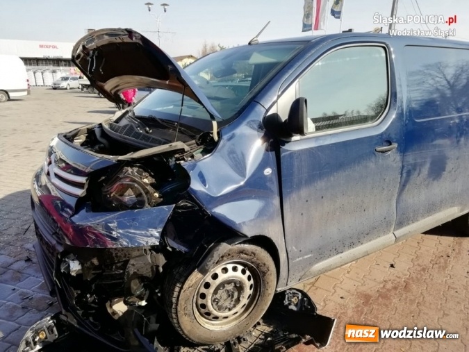 Zdjęcie w galerii na portalu naszwodzislaw.com: Nie ustępując pierwszeństwa doprowadziła do kolizji trzech pojazdów. Jedna osoba w szpitalu wiadomości z regionu