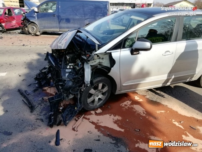 Zdjęcie w galerii na portalu naszwodzislaw.com: Nie ustępując pierwszeństwa doprowadziła do kolizji trzech pojazdów. Jedna osoba w szpitalu wiadomości z regionu