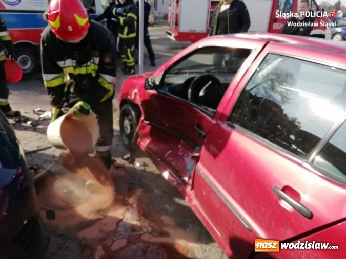 Zdjęcie w galerii na portalu naszwodzislaw.com: Nie ustępując pierwszeństwa doprowadziła do kolizji trzech pojazdów. Jedna osoba w szpitalu wiadomości z regionu