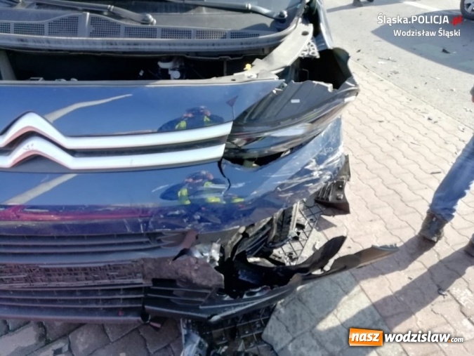 Zdjęcie w galerii na portalu naszwodzislaw.com: Nie ustępując pierwszeństwa doprowadziła do kolizji trzech pojazdów. Jedna osoba w szpitalu wiadomości z regionu