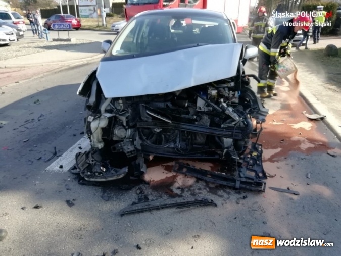 Zdjęcie w galerii na portalu naszwodzislaw.com: Nie ustępując pierwszeństwa doprowadziła do kolizji trzech pojazdów. Jedna osoba w szpitalu wiadomości z regionu