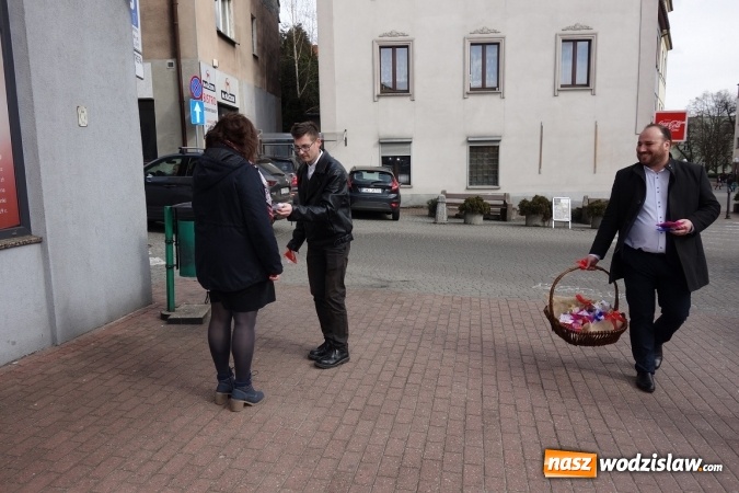 Zdjęcie w galerii na portalu naszwodzislaw.com: Pracownicy Zakładu Aktywności Zawodowej nie zapomnieli o święcie kobiet wiadomości z regionu
