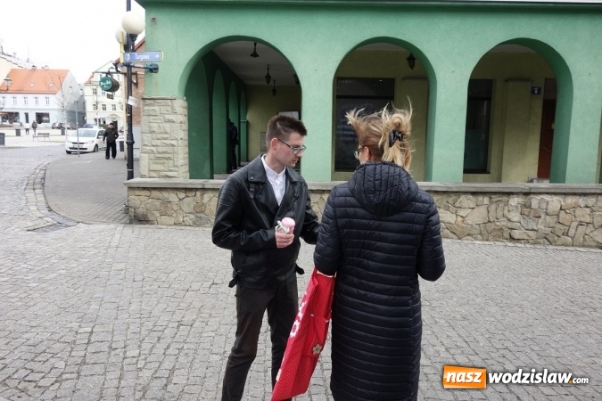 Zdjęcie w galerii na portalu naszwodzislaw.com: Pracownicy Zakładu Aktywności Zawodowej nie zapomnieli o święcie kobiet wiadomości z regionu