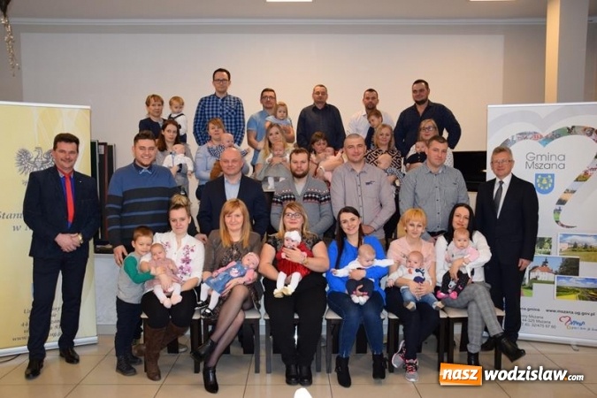 Zdjęcie w galerii na portalu naszwodzislaw.com: Najmłodsi mieszkańcy powitani maskotkami wiadomości z regionu