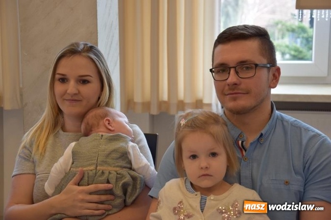 Zdjęcie w galerii na portalu naszwodzislaw.com: Najmłodsi mieszkańcy powitani maskotkami wiadomości z regionu
