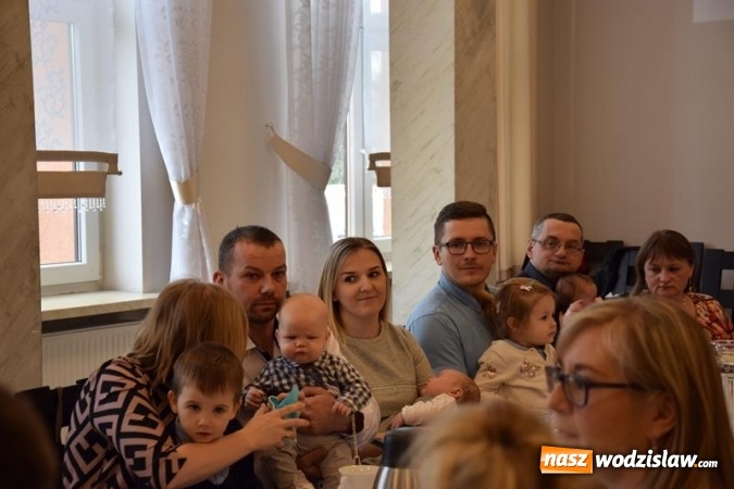 Zdjęcie w galerii na portalu naszwodzislaw.com: Najmłodsi mieszkańcy powitani maskotkami wiadomości z regionu