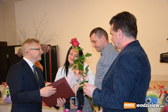 Zdjęcie w galerii na portalu naszwodzislaw.com: Najmłodsi mieszkańcy powitani maskotkami wiadomości z regionu