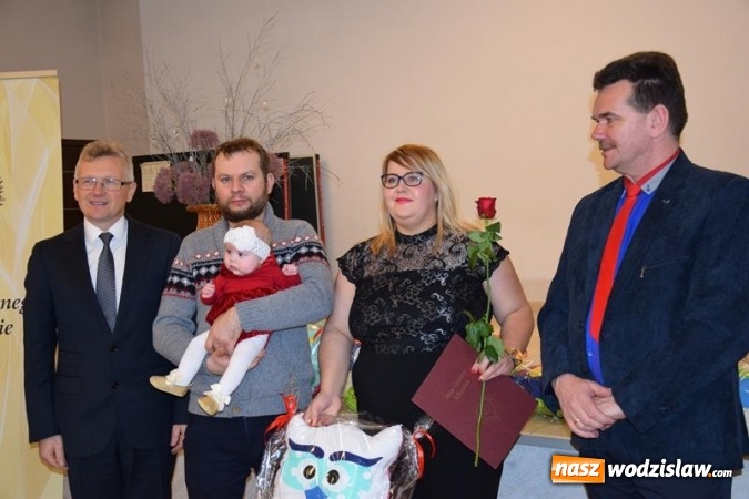Zdjęcie w galerii na portalu naszwodzislaw.com: Najmłodsi mieszkańcy powitani maskotkami wiadomości z regionu