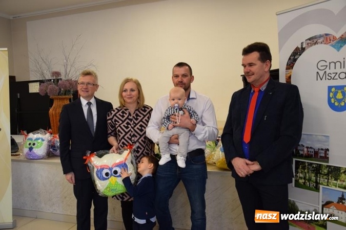 Zdjęcie w galerii na portalu naszwodzislaw.com: Najmłodsi mieszkańcy powitani maskotkami wiadomości z regionu