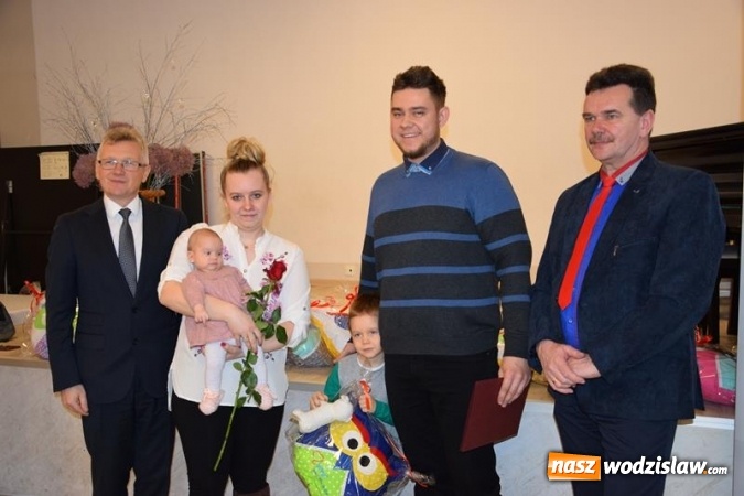 Zdjęcie w galerii na portalu naszwodzislaw.com: Najmłodsi mieszkańcy powitani maskotkami wiadomości z regionu