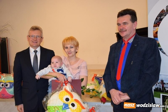 Zdjęcie w galerii na portalu naszwodzislaw.com: Najmłodsi mieszkańcy powitani maskotkami wiadomości z regionu