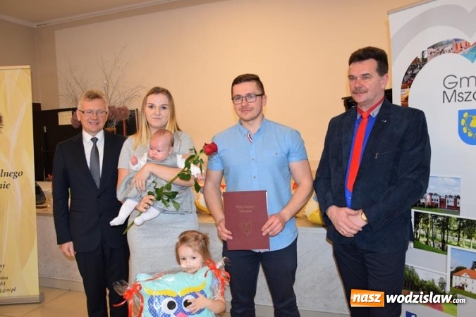 Zdjęcie w galerii na portalu naszwodzislaw.com: Najmłodsi mieszkańcy powitani maskotkami wiadomości z regionu