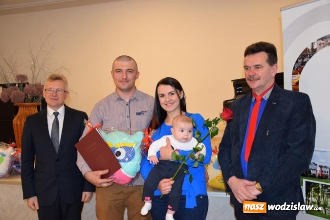 Zdjęcie w galerii na portalu naszwodzislaw.com: Najmłodsi mieszkańcy powitani maskotkami wiadomości z regionu