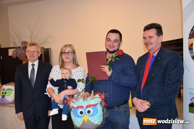 Zdjęcie w galerii na portalu naszwodzislaw.com: Najmłodsi mieszkańcy powitani maskotkami wiadomości z regionu