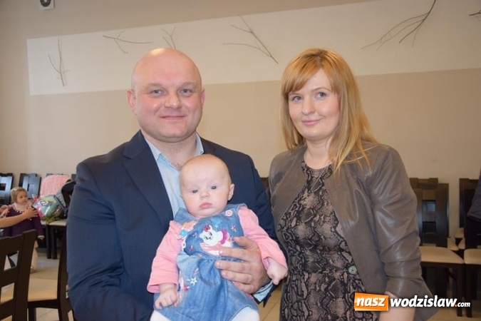 Zdjęcie w galerii na portalu naszwodzislaw.com: Najmłodsi mieszkańcy powitani maskotkami wiadomości z regionu