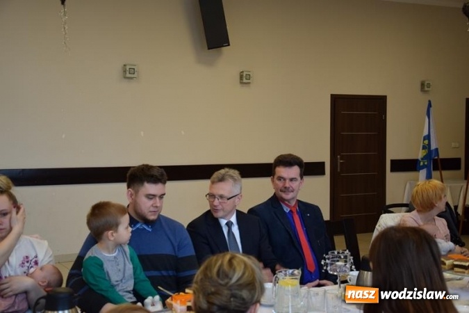 Zdjęcie w galerii na portalu naszwodzislaw.com: Najmłodsi mieszkańcy powitani maskotkami wiadomości z regionu