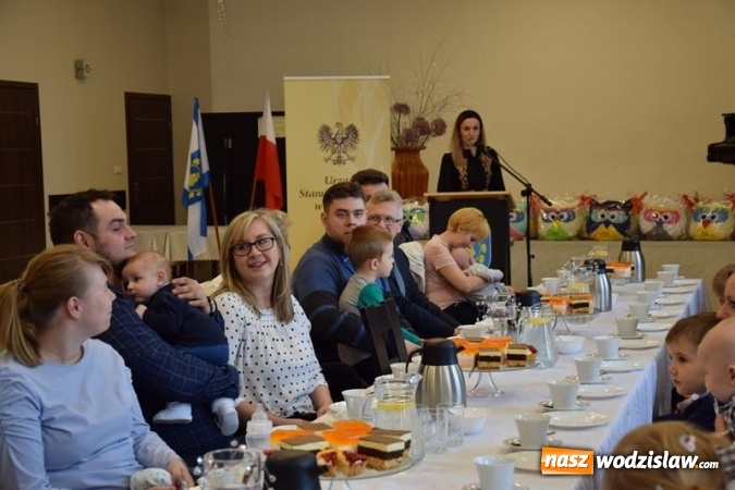 Zdjęcie w galerii na portalu naszwodzislaw.com: Najmłodsi mieszkańcy powitani maskotkami wiadomości z regionu