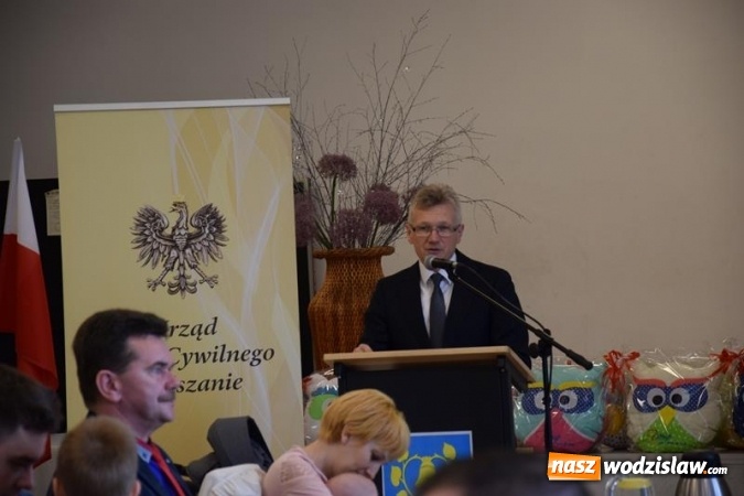 Zdjęcie w galerii na portalu naszwodzislaw.com: Najmłodsi mieszkańcy powitani maskotkami wiadomości z regionu