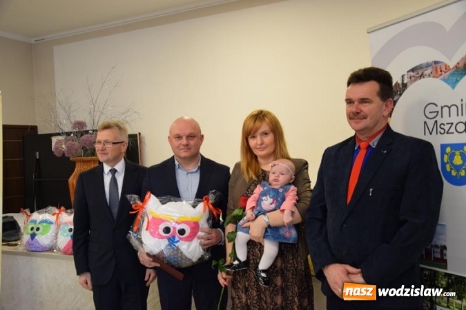Zdjęcie w galerii na portalu naszwodzislaw.com: Najmłodsi mieszkańcy powitani maskotkami wiadomości z regionu