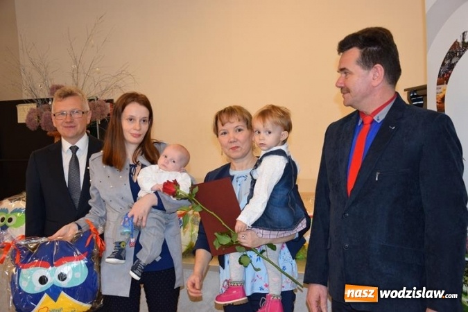 Zdjęcie w galerii na portalu naszwodzislaw.com: Najmłodsi mieszkańcy powitani maskotkami wiadomości z regionu