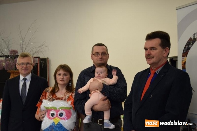 Zdjęcie w galerii na portalu naszwodzislaw.com: Najmłodsi mieszkańcy powitani maskotkami wiadomości z regionu