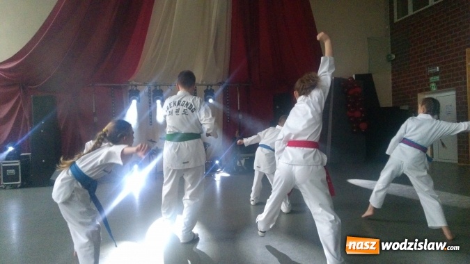 Zdjęcie w galerii na portalu naszwodzislaw.com: Koncert Charytatywny Otwórzmy nasze serca w wodzisławskim Ekonomiku wiadomości z regionu