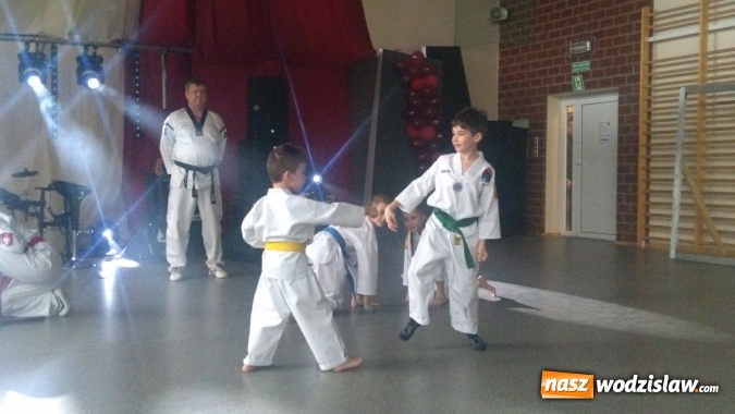 Zdjęcie w galerii na portalu naszwodzislaw.com: Koncert Charytatywny Otwórzmy nasze serca w wodzisławskim Ekonomiku wiadomości z regionu