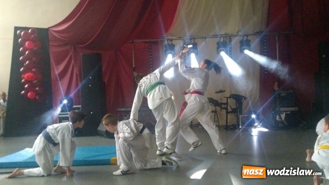 Zdjęcie w galerii na portalu naszwodzislaw.com: Koncert Charytatywny Otwórzmy nasze serca w wodzisławskim Ekonomiku wiadomości z regionu