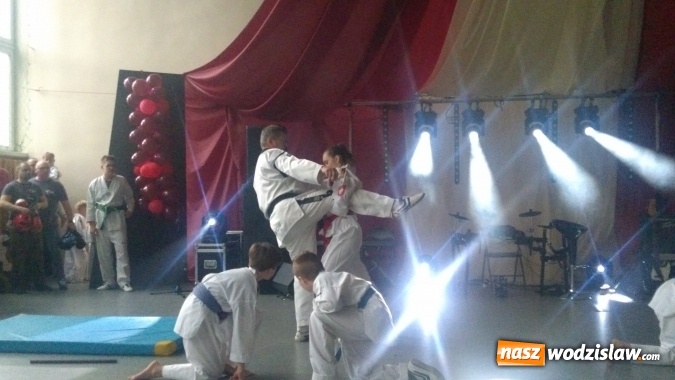 Zdjęcie w galerii na portalu naszwodzislaw.com: Koncert Charytatywny Otwórzmy nasze serca w wodzisławskim Ekonomiku wiadomości z regionu