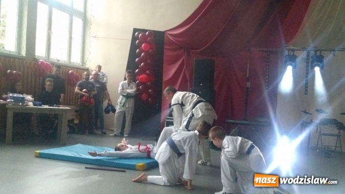 Zdjęcie w galerii na portalu naszwodzislaw.com: Koncert Charytatywny Otwórzmy nasze serca w wodzisławskim Ekonomiku wiadomości z regionu