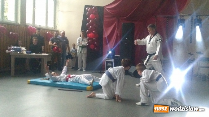 Zdjęcie w galerii na portalu naszwodzislaw.com: Koncert Charytatywny Otwórzmy nasze serca w wodzisławskim Ekonomiku wiadomości z regionu