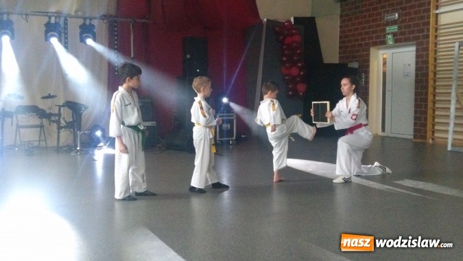 Zdjęcie w galerii na portalu naszwodzislaw.com: Koncert Charytatywny Otwórzmy nasze serca w wodzisławskim Ekonomiku wiadomości z regionu