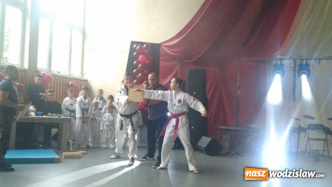 Zdjęcie w galerii na portalu naszwodzislaw.com: Koncert Charytatywny Otwórzmy nasze serca w wodzisławskim Ekonomiku wiadomości z regionu