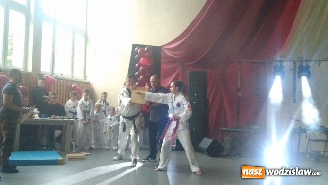 Zdjęcie w galerii na portalu naszwodzislaw.com: Koncert Charytatywny Otwórzmy nasze serca w wodzisławskim Ekonomiku wiadomości z regionu