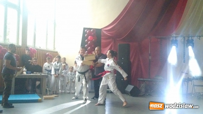 Zdjęcie w galerii na portalu naszwodzislaw.com: Koncert Charytatywny Otwórzmy nasze serca w wodzisławskim Ekonomiku wiadomości z regionu