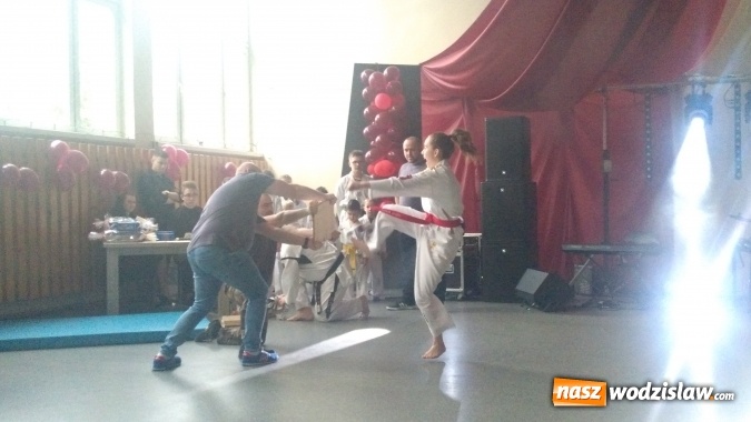 Zdjęcie w galerii na portalu naszwodzislaw.com: Koncert Charytatywny Otwórzmy nasze serca w wodzisławskim Ekonomiku wiadomości z regionu