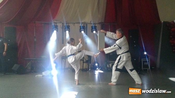 Zdjęcie w galerii na portalu naszwodzislaw.com: Koncert Charytatywny Otwórzmy nasze serca w wodzisławskim Ekonomiku wiadomości z regionu