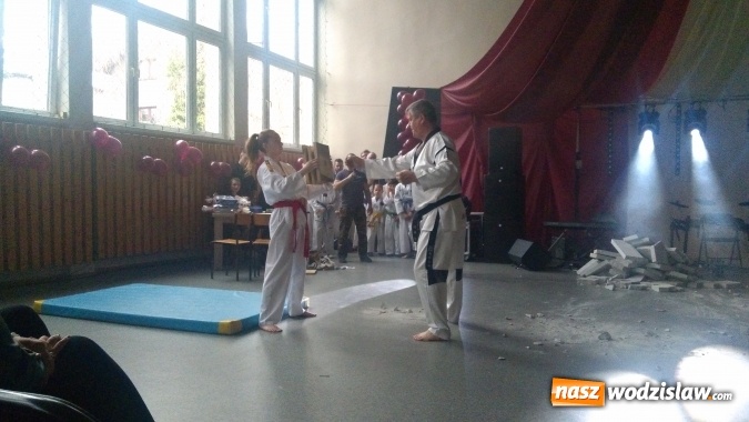 Zdjęcie w galerii na portalu naszwodzislaw.com: Koncert Charytatywny Otwórzmy nasze serca w wodzisławskim Ekonomiku wiadomości z regionu