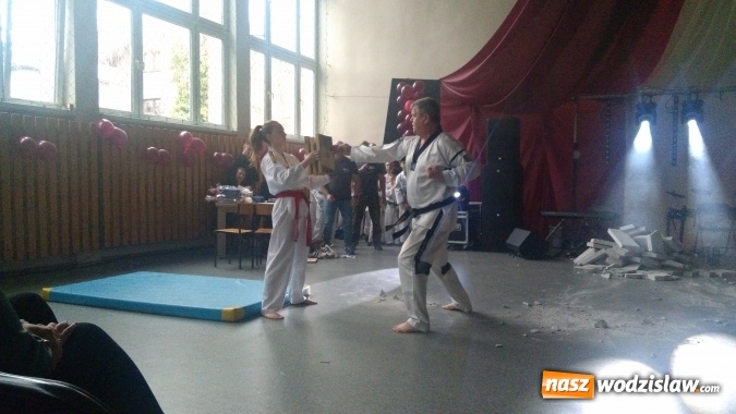 Zdjęcie w galerii na portalu naszwodzislaw.com: Koncert Charytatywny Otwórzmy nasze serca w wodzisławskim Ekonomiku wiadomości z regionu