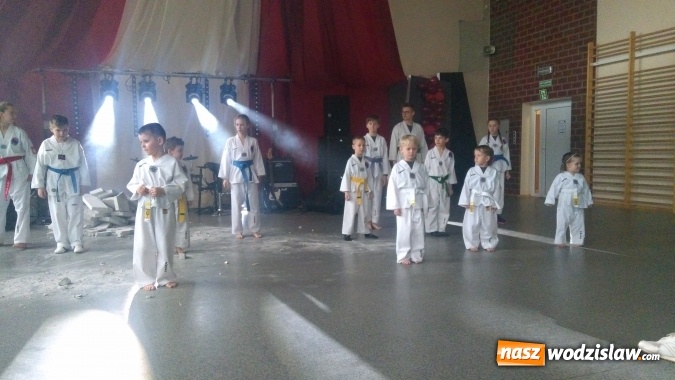 Zdjęcie w galerii na portalu naszwodzislaw.com: Koncert Charytatywny Otwórzmy nasze serca w wodzisławskim Ekonomiku wiadomości z regionu