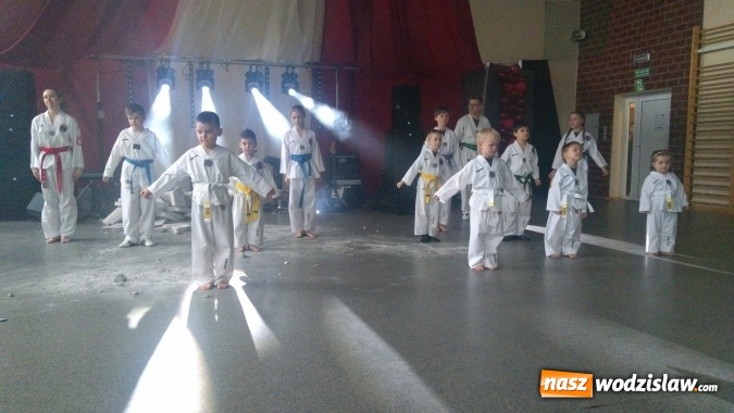 Zdjęcie w galerii na portalu naszwodzislaw.com: Koncert Charytatywny Otwórzmy nasze serca w wodzisławskim Ekonomiku wiadomości z regionu