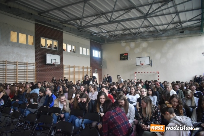 Zdjęcie w galerii na portalu naszwodzislaw.com: Koncert Charytatywny Otwórzmy nasze serca w wodzisławskim Ekonomiku wiadomości z regionu