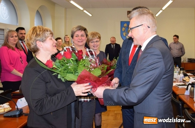 Zdjęcie w galerii na portalu naszwodzislaw.com: V sesja Rady Gminy Mszana. Życzenia i kwiaty dla sołtysów wiadomości z regionu