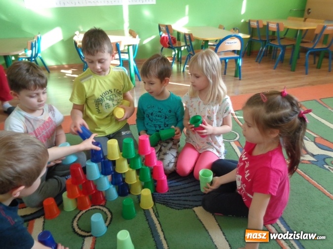 Zdjęcie w galerii na portalu naszwodzislaw.com: Przedszkolaki z wodzisławskiej Osiemnastki poznawały tajniki kodowania i programowania wiadomości z regionu