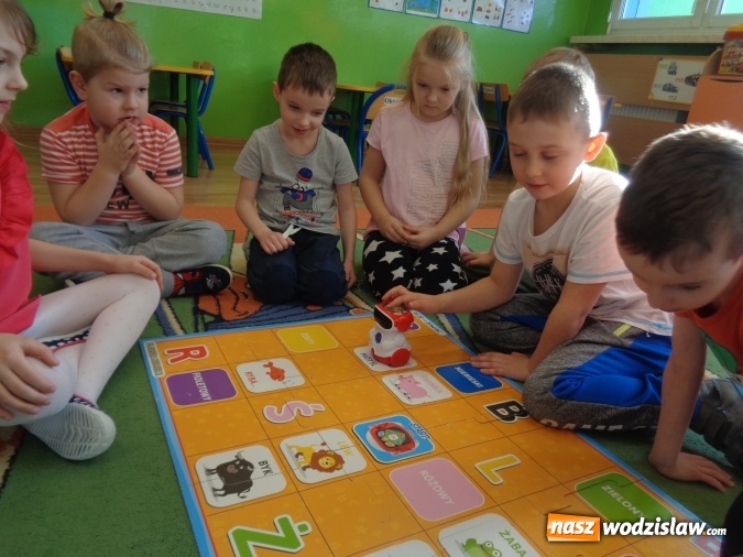 Zdjęcie w galerii na portalu naszwodzislaw.com: Przedszkolaki z wodzisławskiej Osiemnastki poznawały tajniki kodowania i programowania wiadomości z regionu
